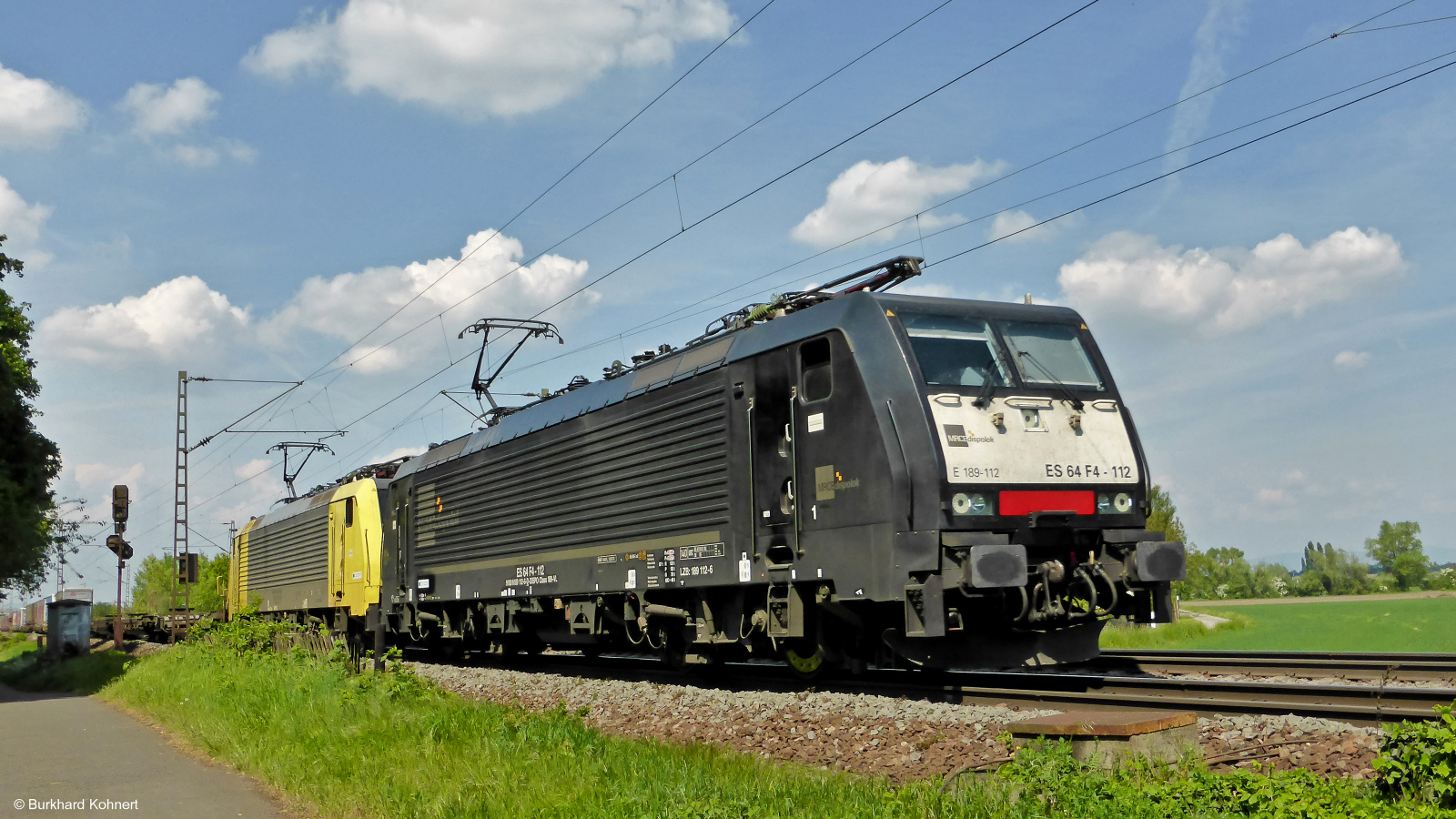 189 122 ES 64 F4-112 und ? mit einem gem. Güterzug