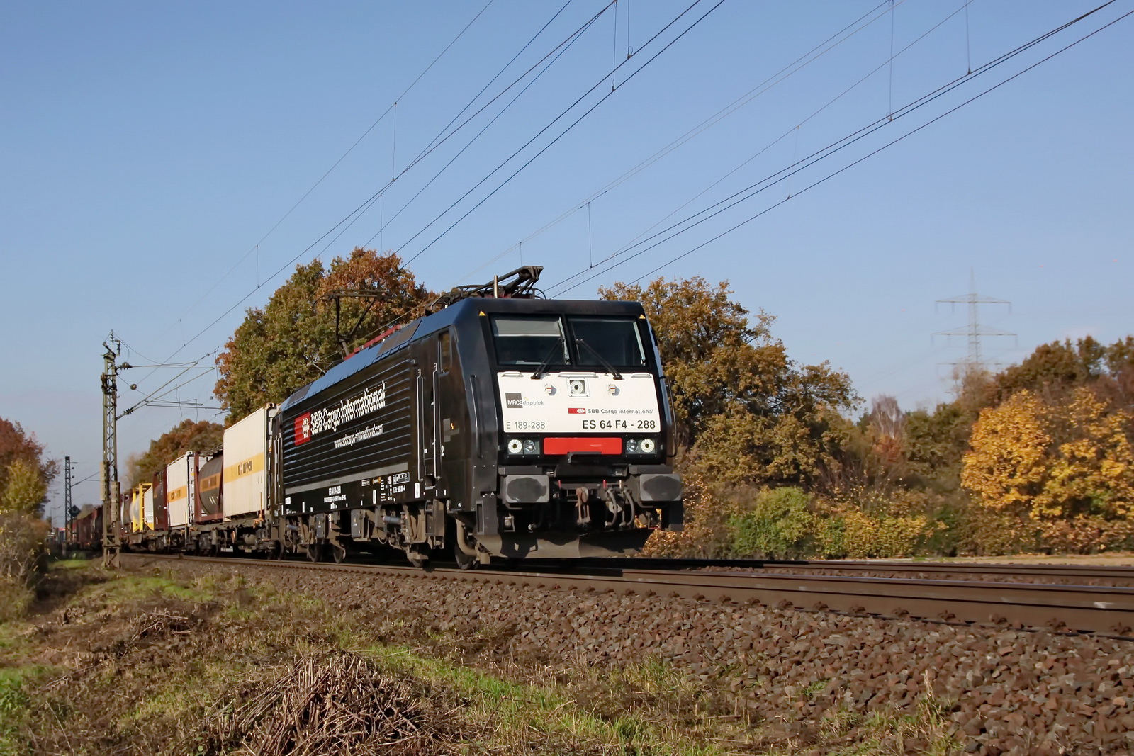 189 188 ES 64 F4-288 vor einem gem. Güterzug