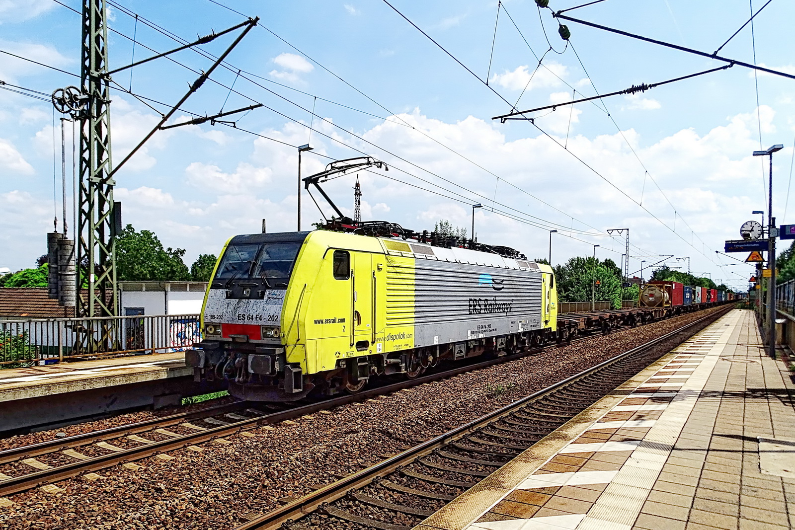 189 202 ES 64 F4-202 ERS Railways mit einem gem. Güterzug