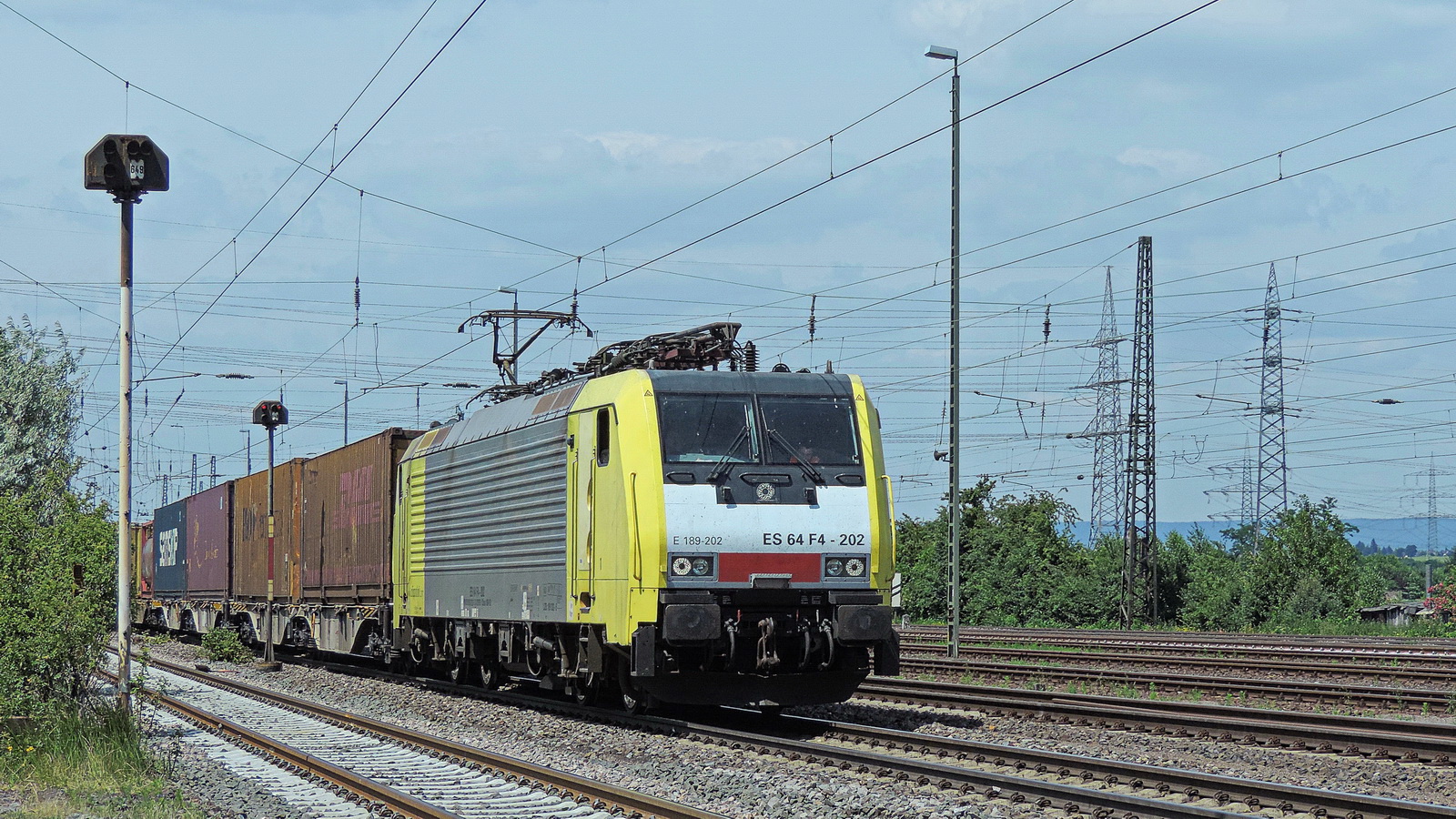 189 202 ES 64 F4-202 mit einem gem. Güterzug