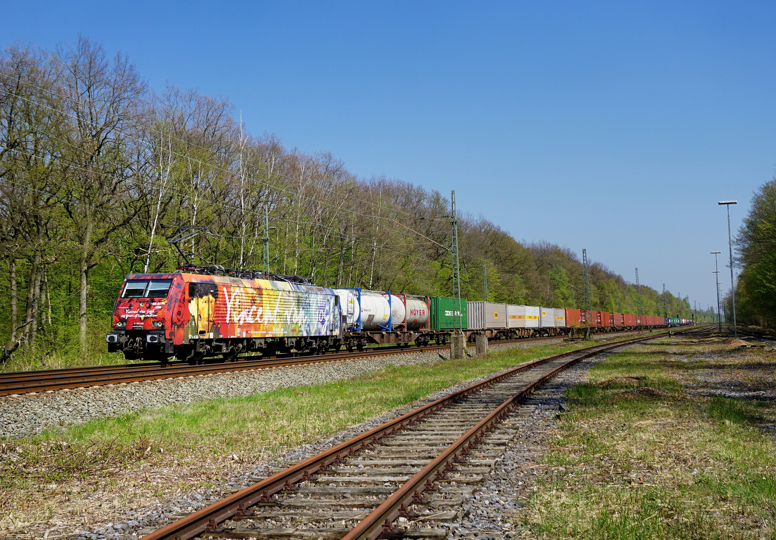 189 206 von SBB Cargo mit Vincent van Gogh Ganzreklame  und Containerzug am 16.04.19 in Bergkamen