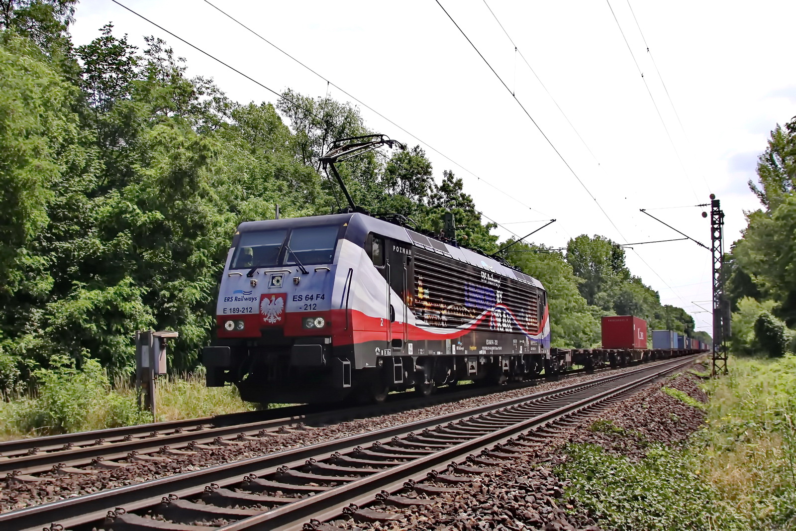 189 212 ES 64 F4-212 ERS Railways vor einem Containerzug