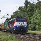 189 213 ES 64 F4-213 Freightliner vor einem gem. Güterzug