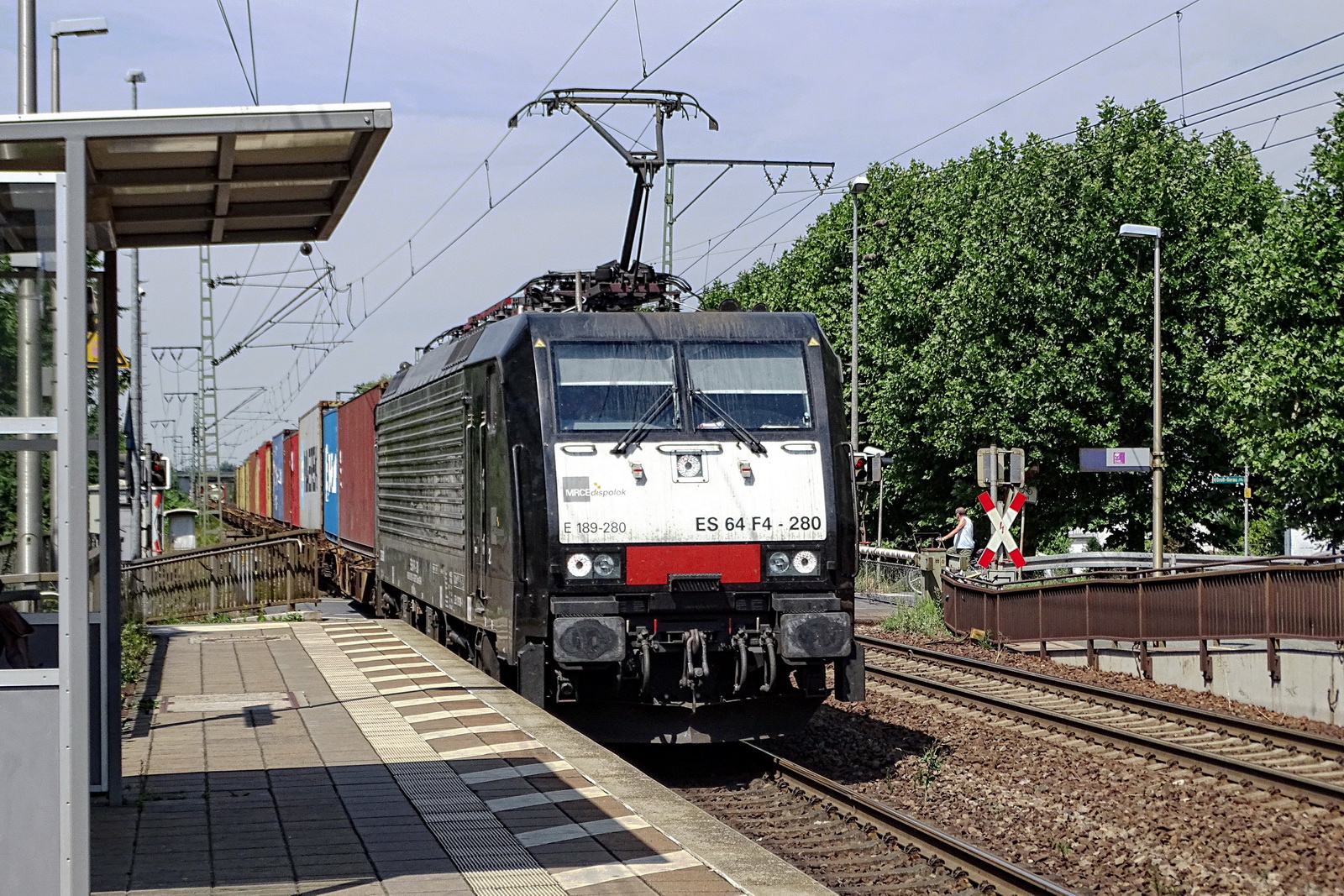 189 280 ES 64 F4-280 vor einem Containerzug