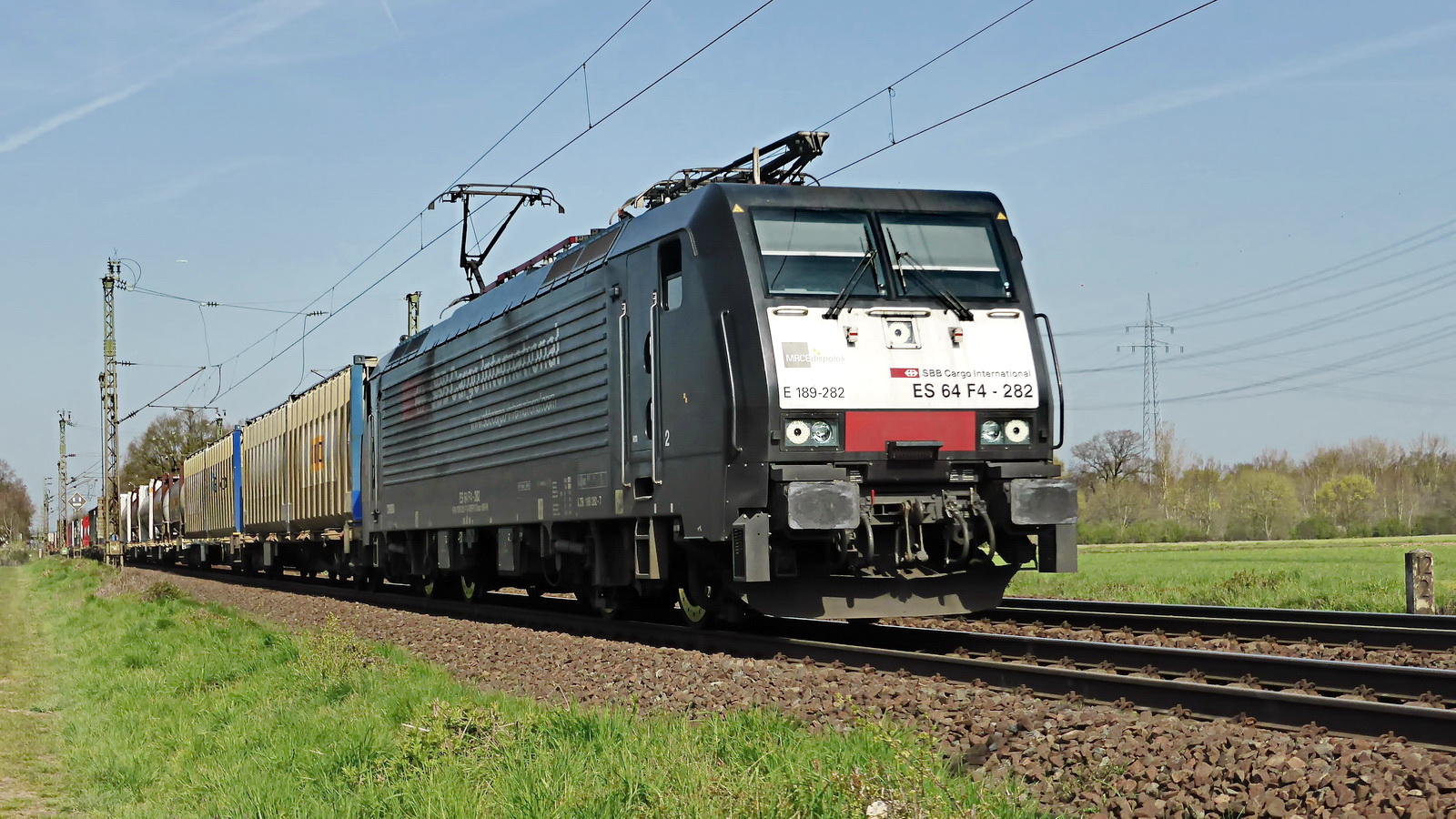 189 282 ES 64 F4-282 MRCE dispolok SBB Cargo International vor einem gem. Güterzug