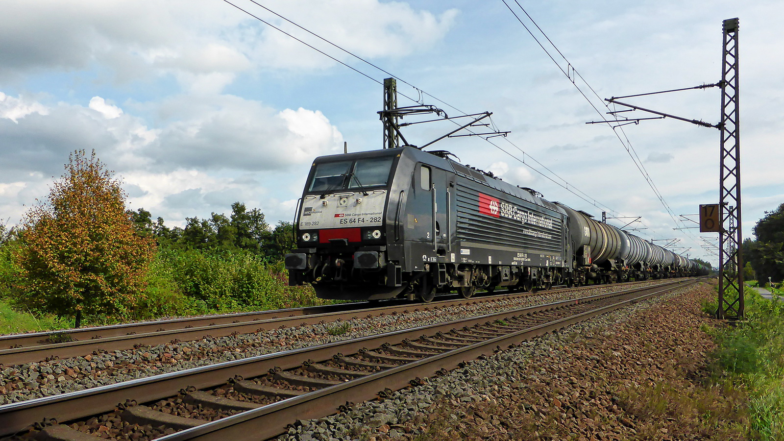 189 282 ES 64 F4-282 SBB Cargo International mit einem Kesselzug