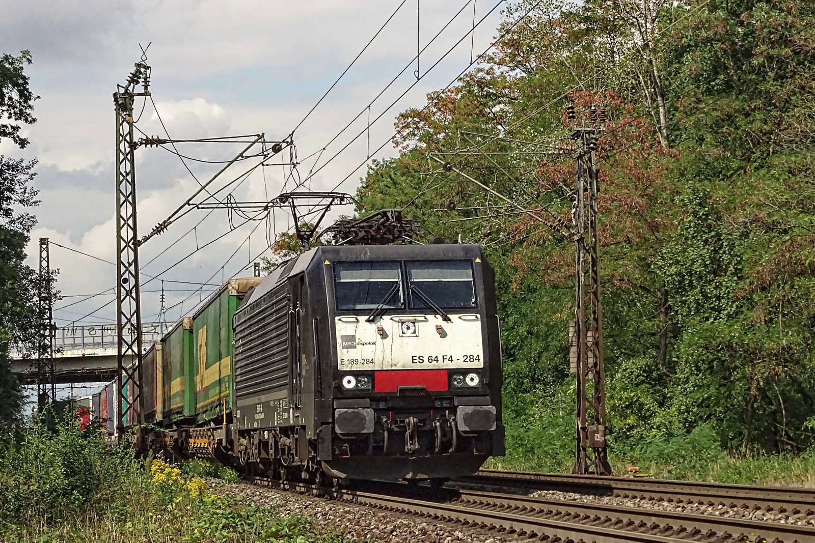 189 284 ES 64 F4-284 MRCE dispolok mit einerm Containerzug