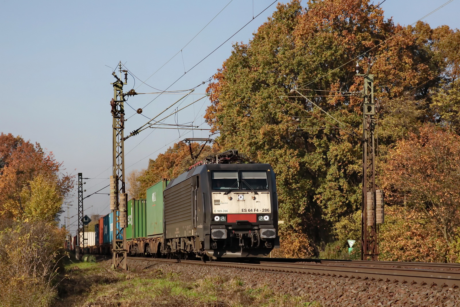 189 286 ES64 F4-286 MRCE dispolok mit einem Containerzug