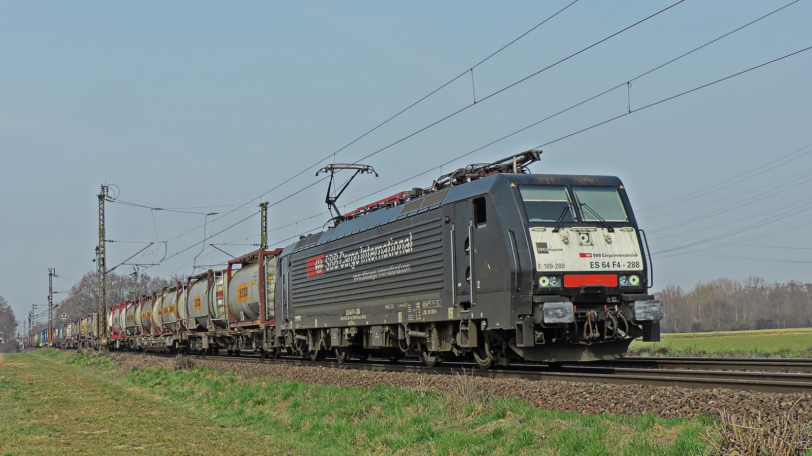 189 288 ES 64 F4-288 MRCE dispolok SBB Cargo Inteernational mit einem gem. Güterzug