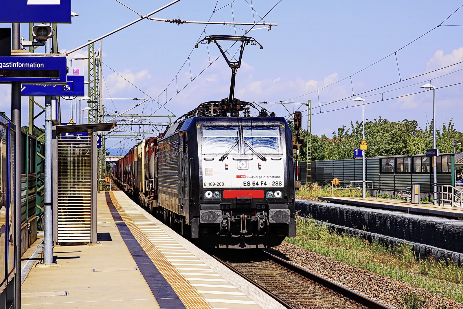 189 288 ES 64 F4-288 SBB Cargo International vor einem gem. Güterzug