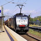 189 288 ES 64 F4-288 SBB Cargo International vor einem gem. Güterzug