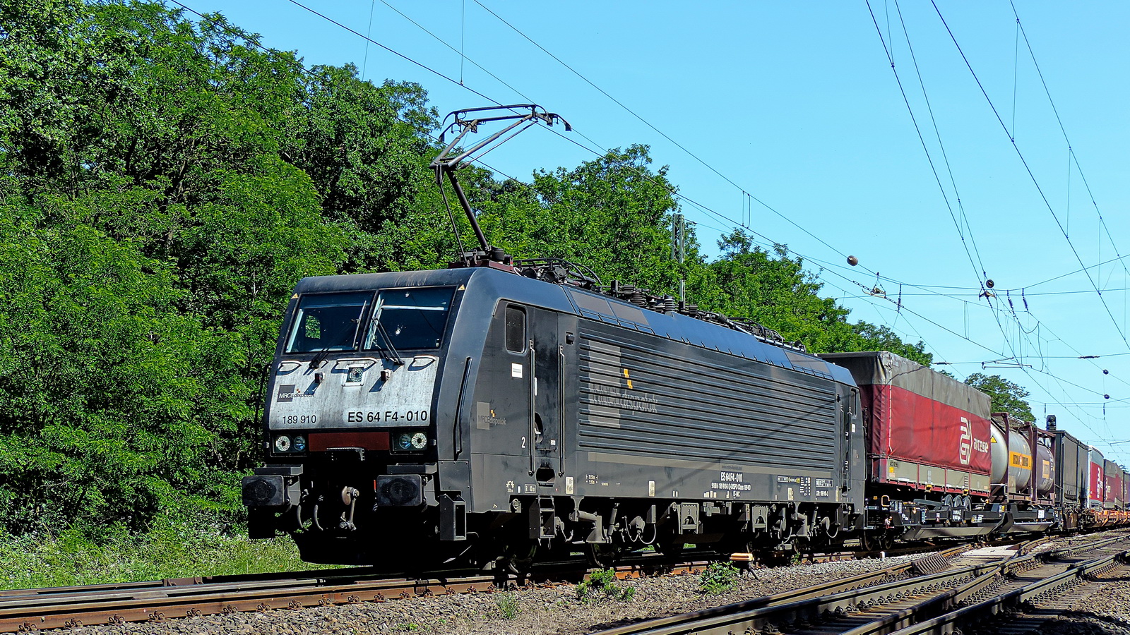 189 910 ES 64 F4-010 MRCE dispolok mit einem gem. Güterzug