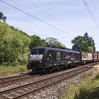 189 923 ES 64 F4-023 MRCE mit einem Containerzug