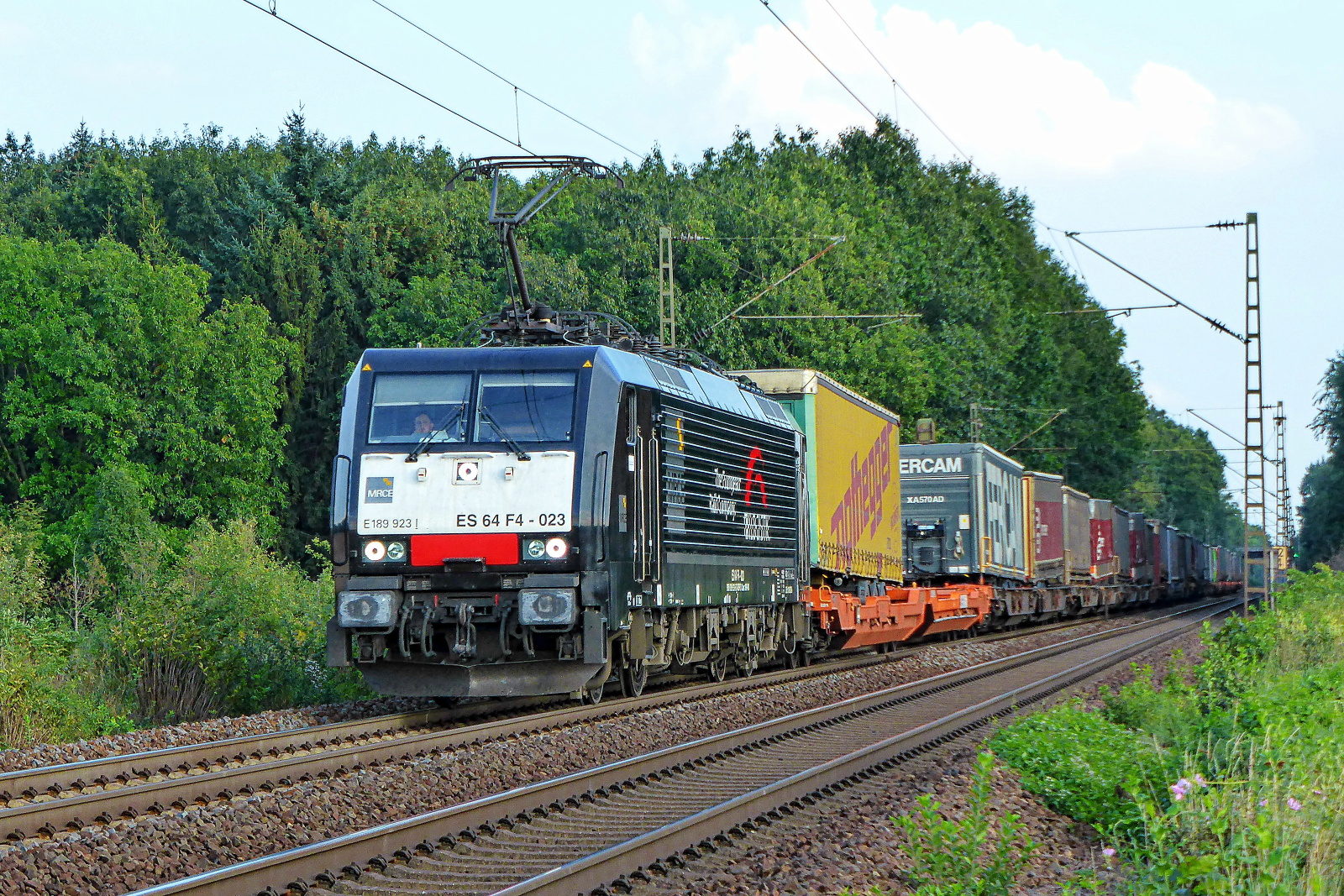 189 923 ES 64 F4-023 MRCE mit einem Containerzug