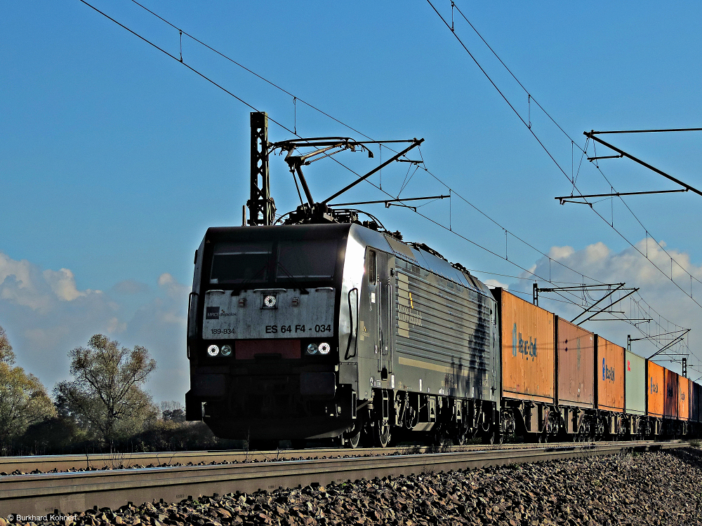 189 934 ES 64 F4 - 034 mit einem Güterzug