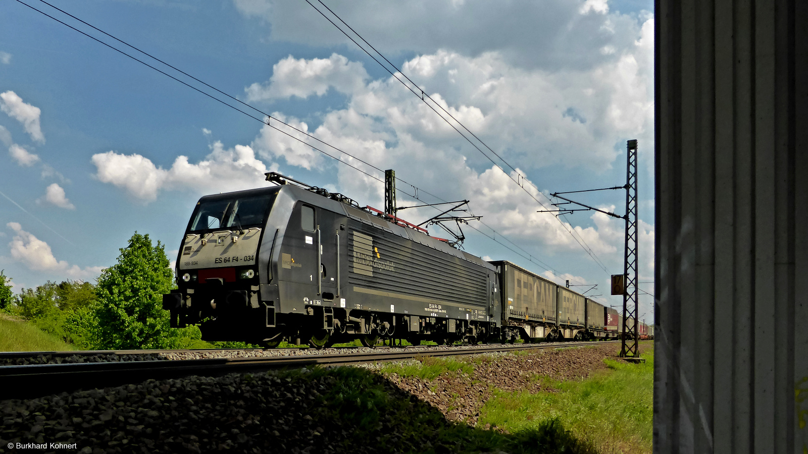 189 934 ES 64 F4-034 MRCE-dispolok mit einem Containerzug