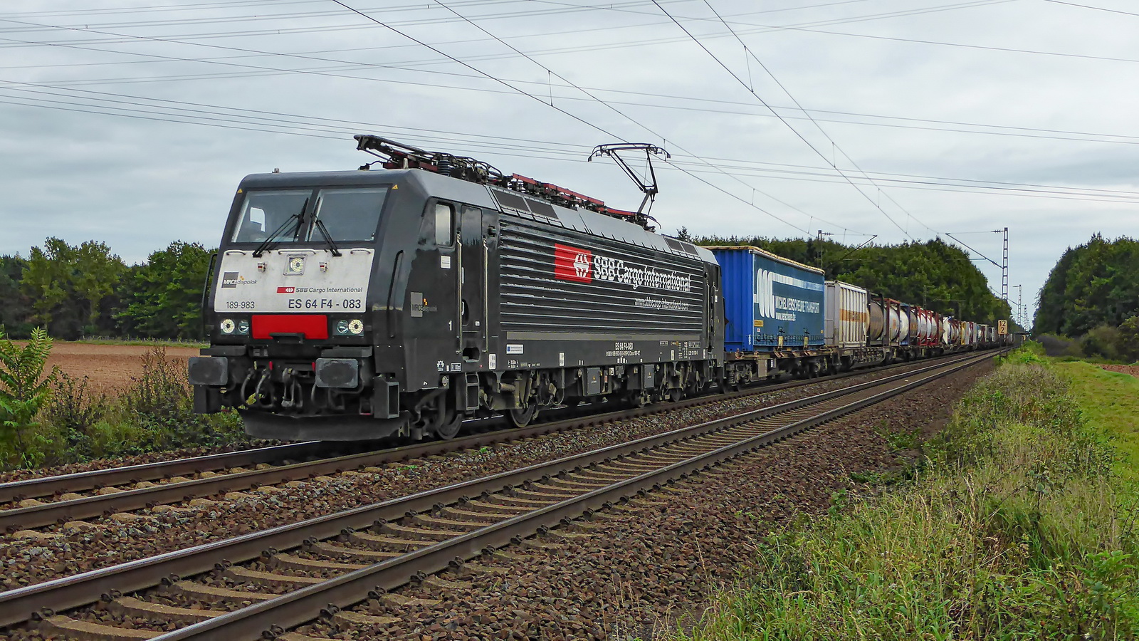 189 983 - ES 64 F4-083 SBB International mit einem gem. Güterzug