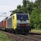 189 989 ES 64 F4-089 mit einem Containerzug