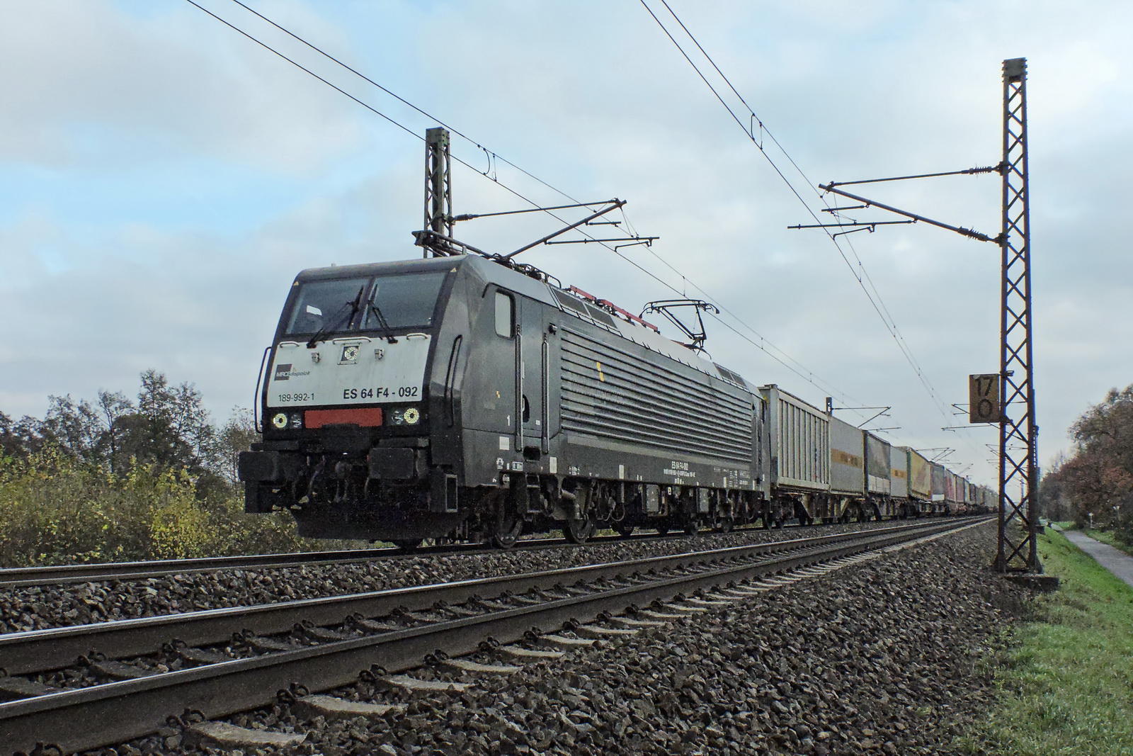 189 992 EX 64 F4-092 MRCE mit einem Containerzug