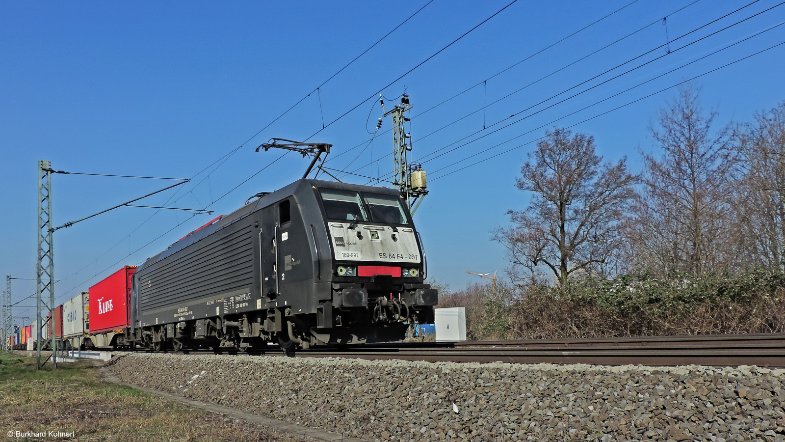 189 997 ES 64 F4-097 mit einem gem. Güterzug