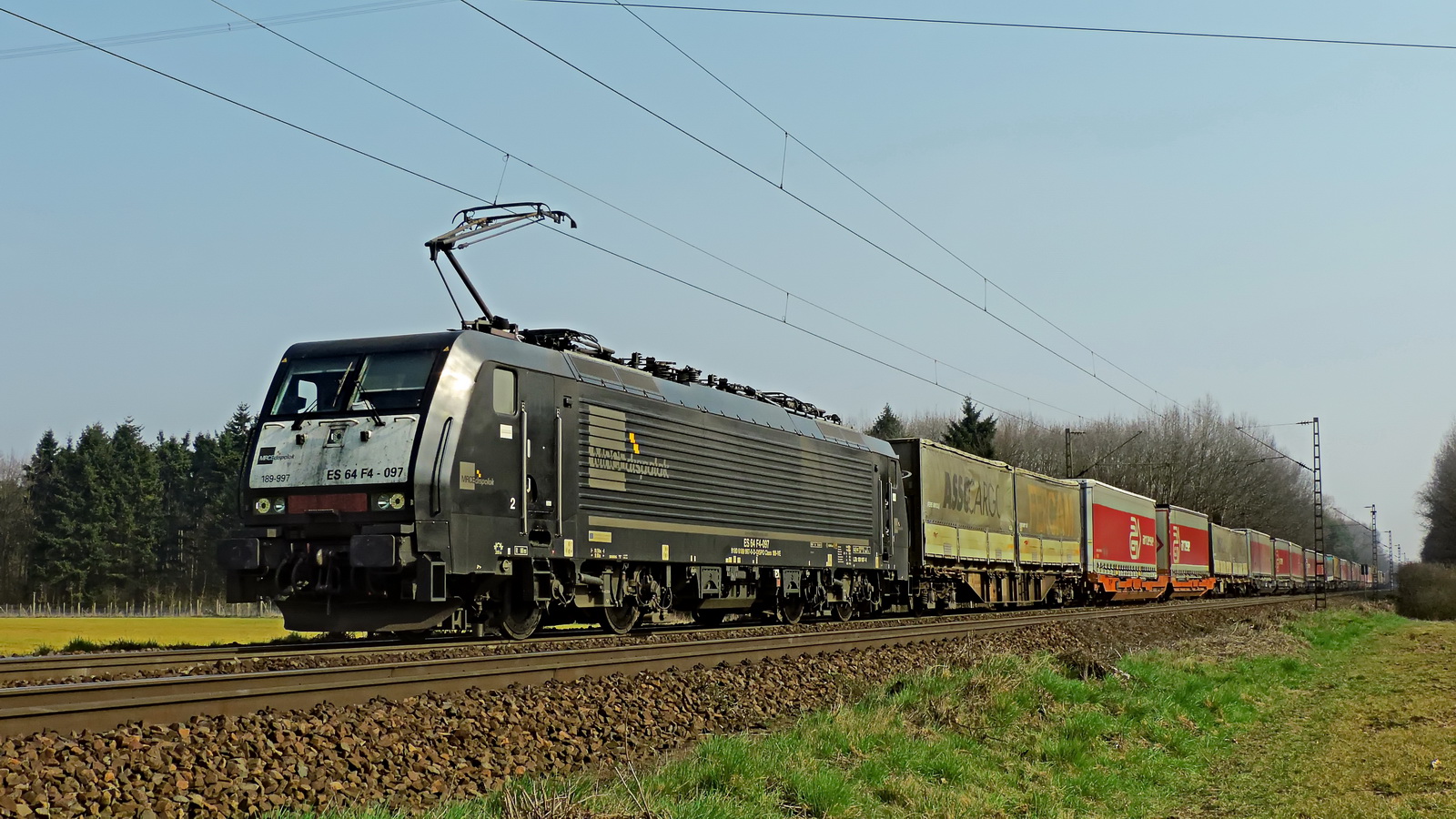 189 997 ES 64 F4-097 MRCE dispolok mit einem Containerzug