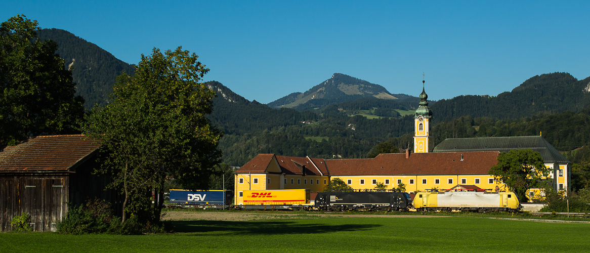 189-Doppel vor Kloster-Kulisse