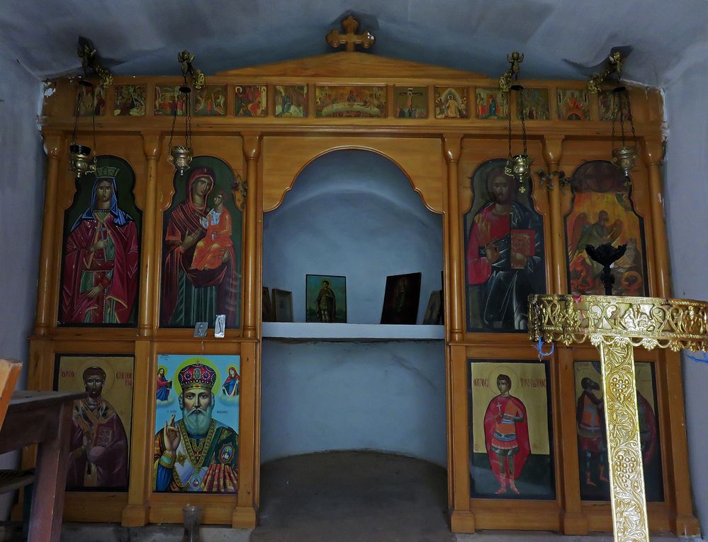 #18Roadside Chapel-Creta (inside)