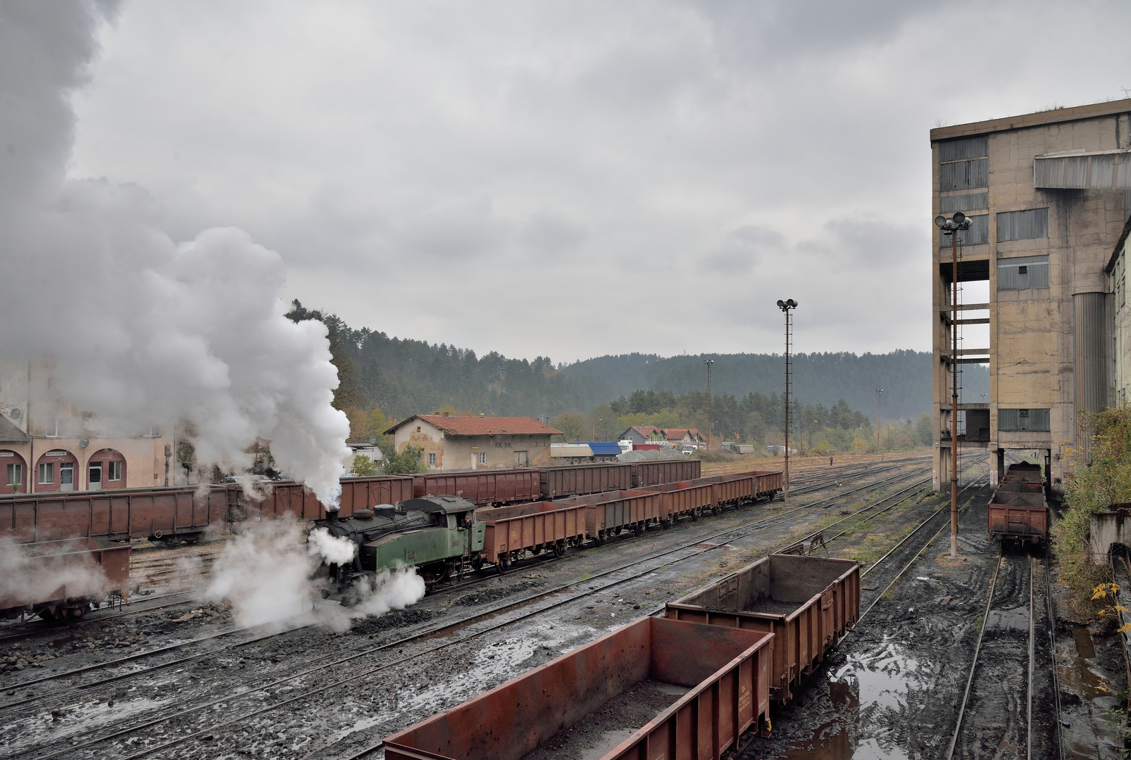 19-12 beim rangieren mit 5 E-Wagen in Oskova IV