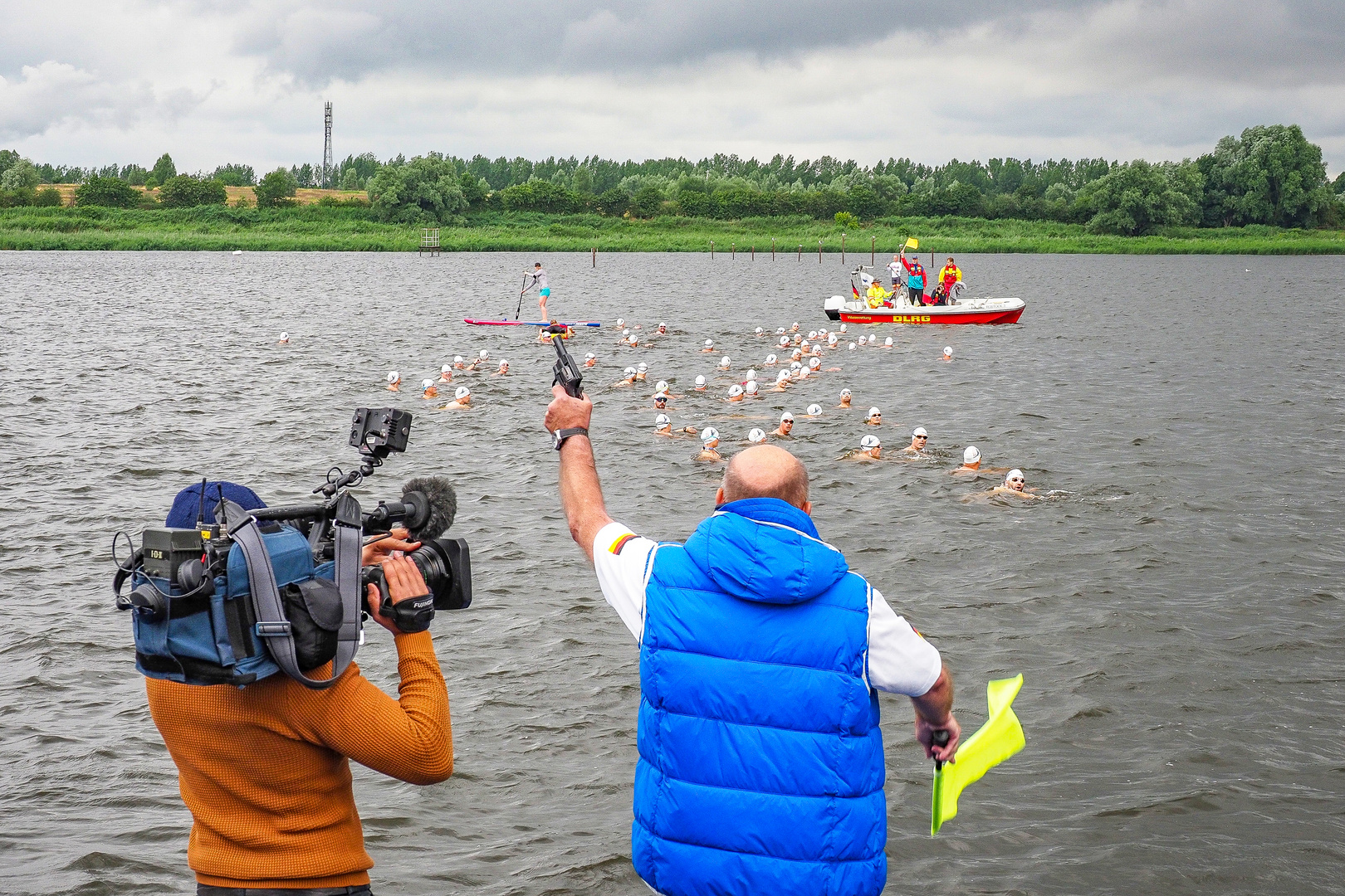 19. Warnowschwimmen lockte in den Rostocker Stadthafen