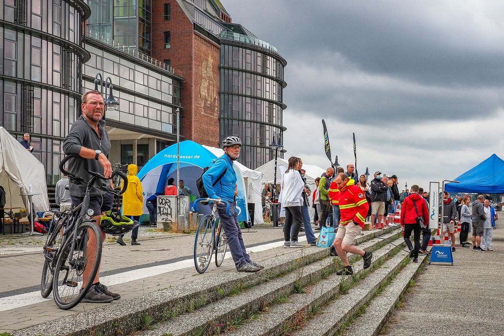 19. Warnowschwimmen lockte in den Rostocker Stadthafen