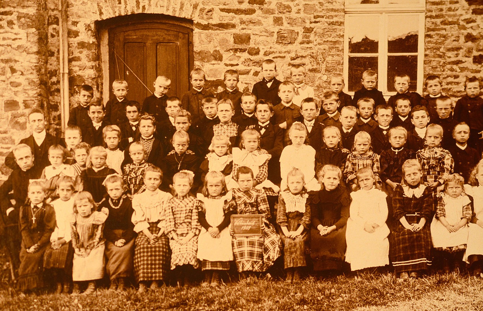 1908. Klassenbild eine Dorfschule in der Eifel