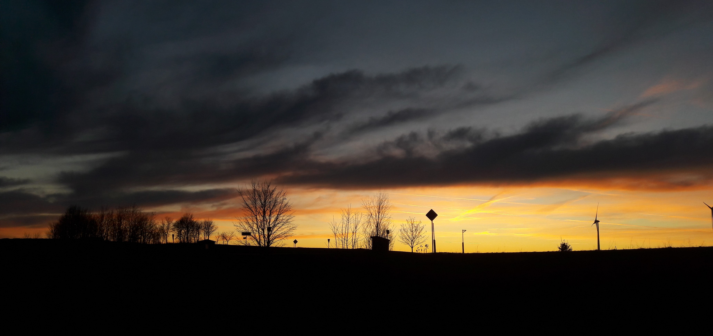 19.12.2019  Himmelsfarben und Wolkenformen  16 Uhr 40