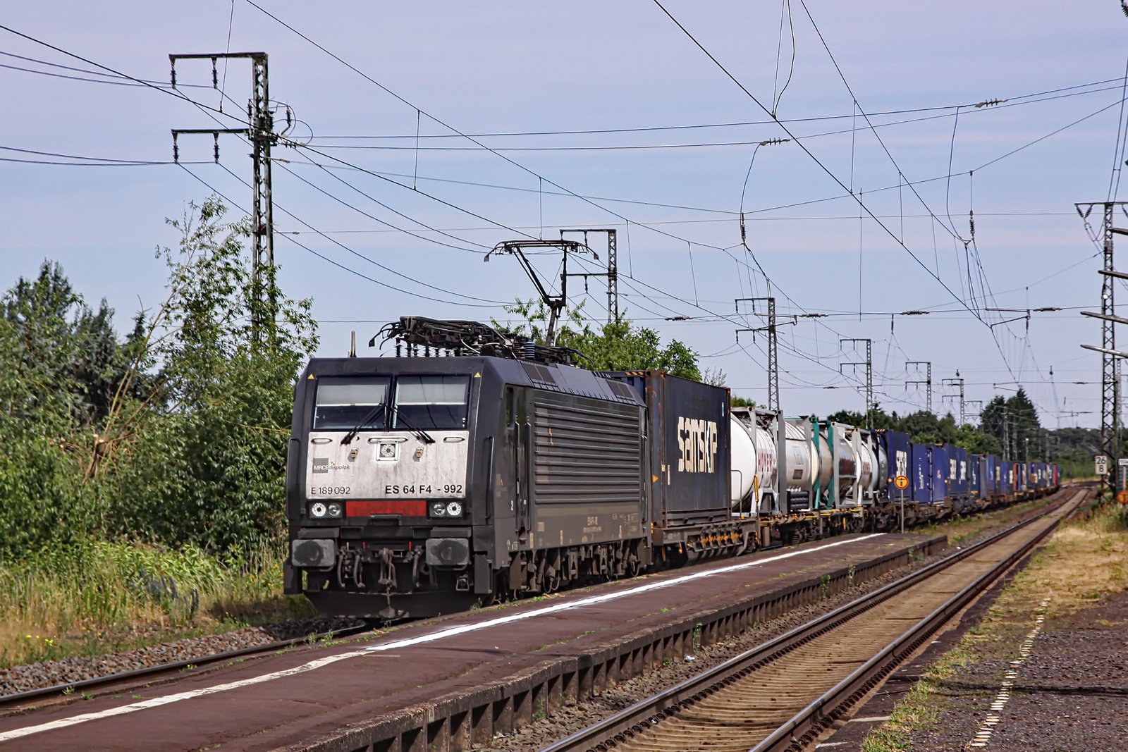 192 092 ES 64 F4-992 MRCE dispolok mit einem gem. Güterzug