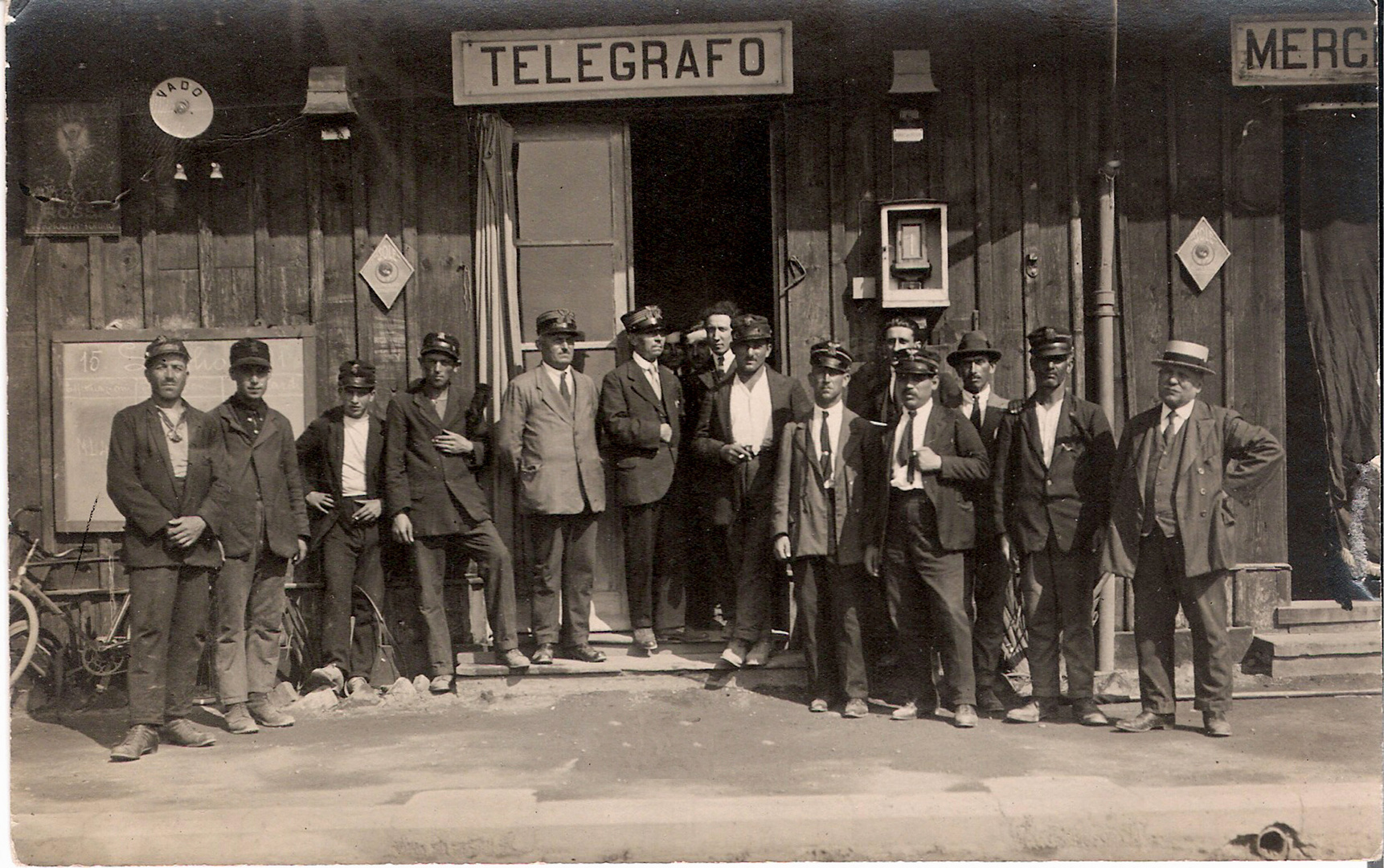 1920, zio Vittorio, capostazione, con il suo staff