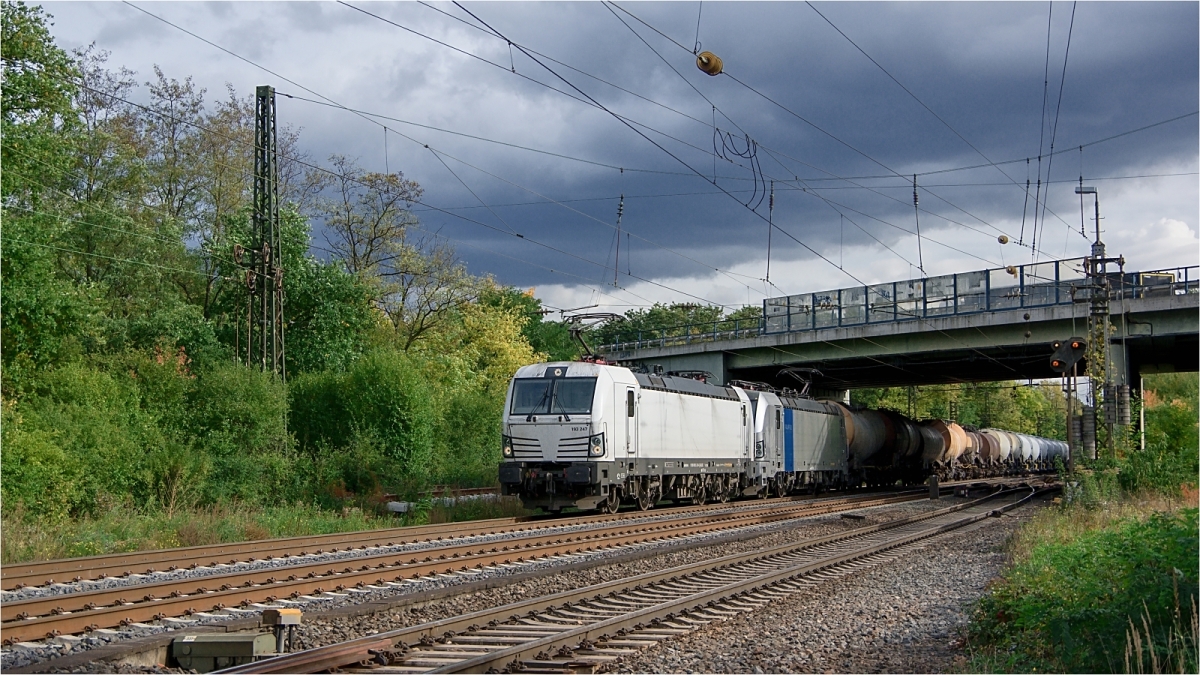 193 247-4 und 193 805-9 Railpool mit einem Kesselzug