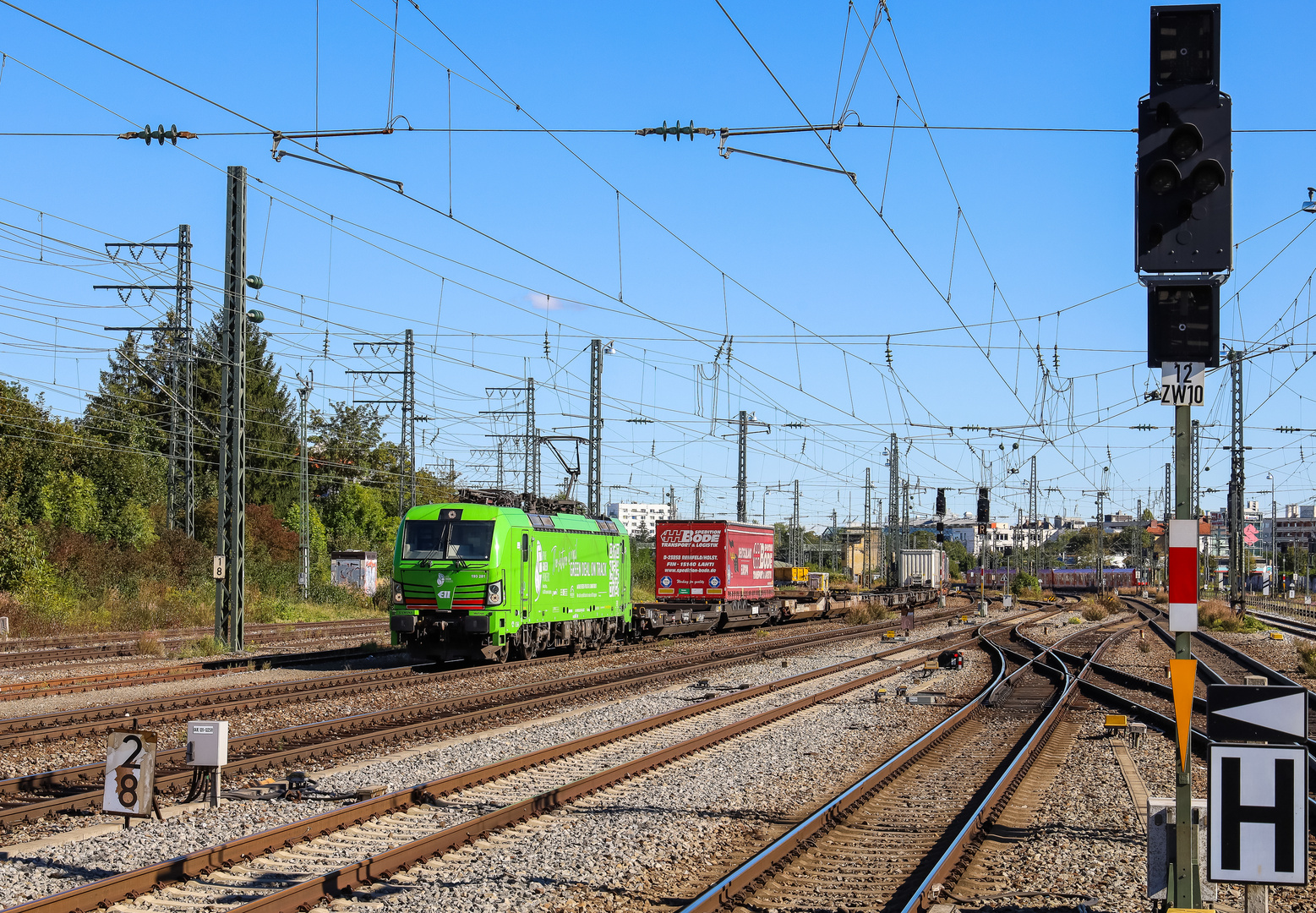 193 281 vor Containerzug