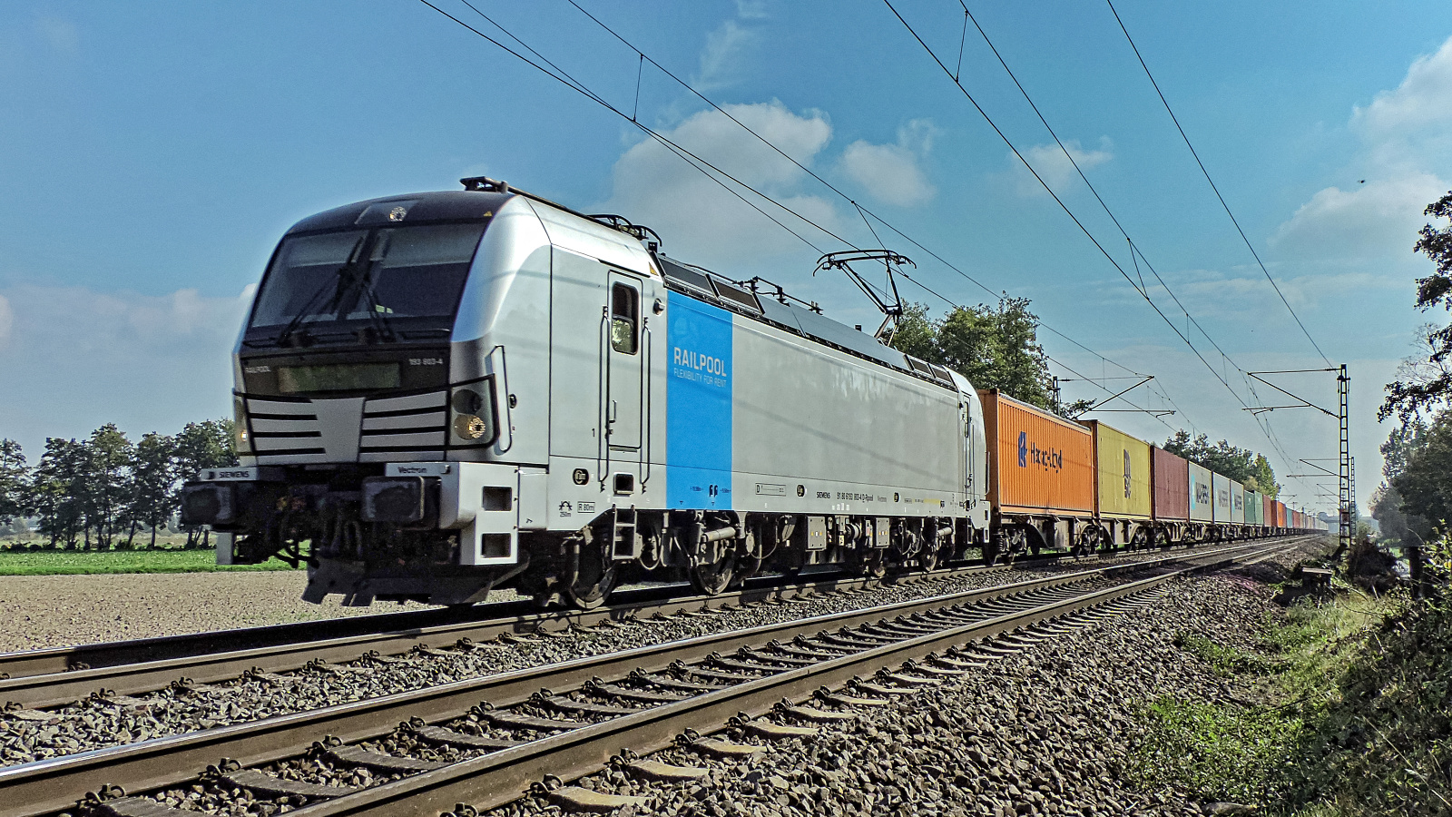 193 803-4 Railpool mit einem Containerzug