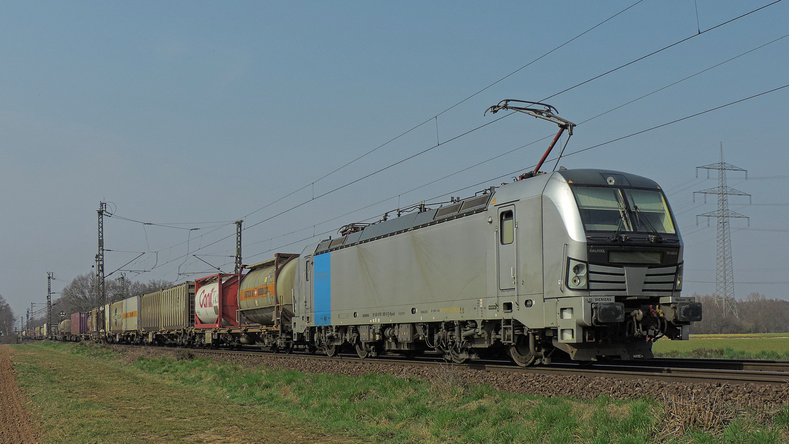 193 805-9 Railpool mit einem gem. Güterzug