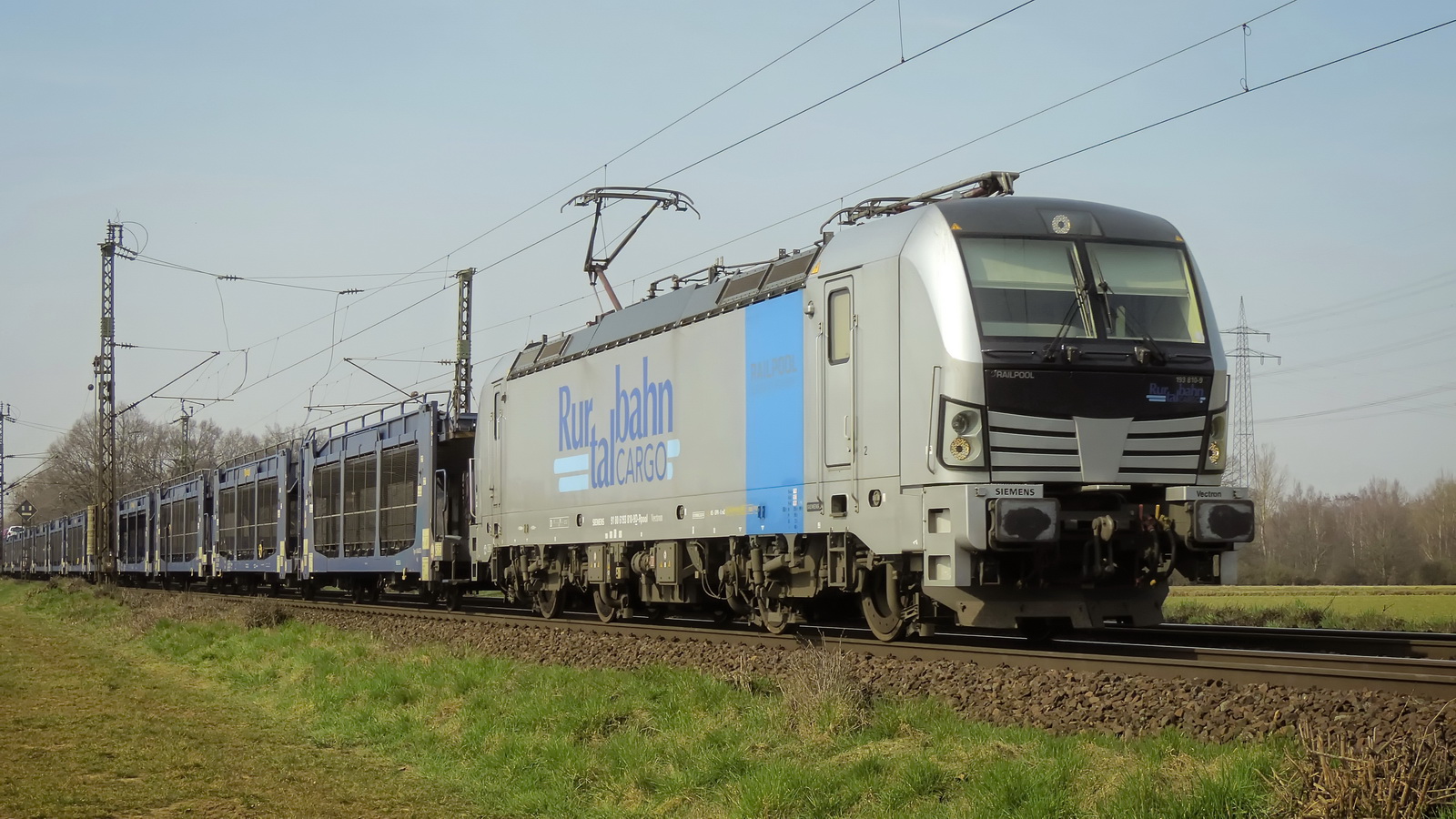 193 810-9 Railpool Rurtalbahn Cargo mit einem Autotransport