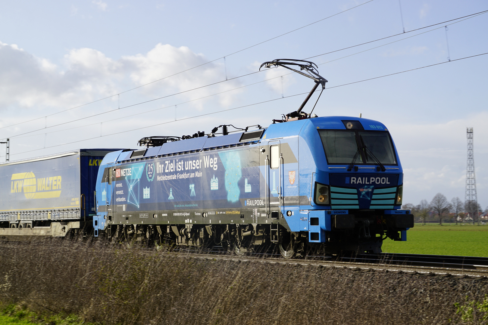 193 813 „25 Jahre Netzleitzentrale Frankfurt“ mit dem LKW-Walterzug