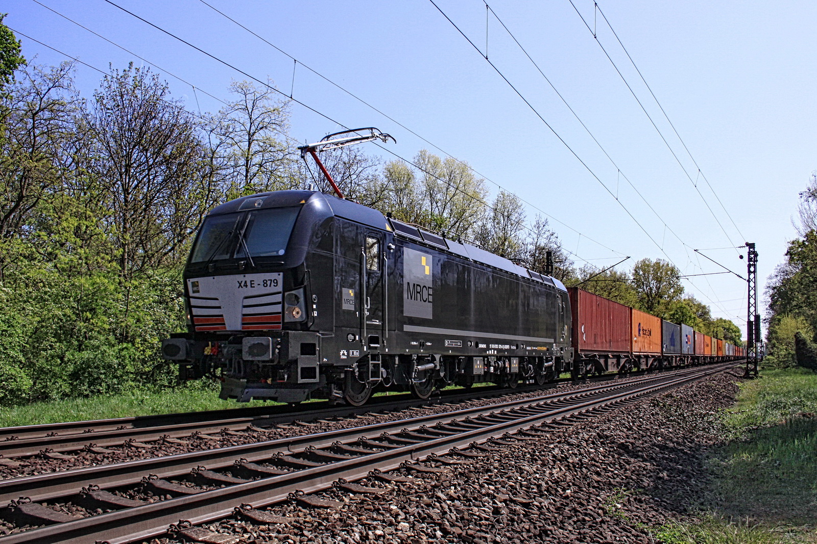 193 879-4 X4E 879 MRCE dispolok vor einem Containerzug