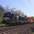 193 879-4 X4E 879 MRCE dispolok vor einem Containerzug