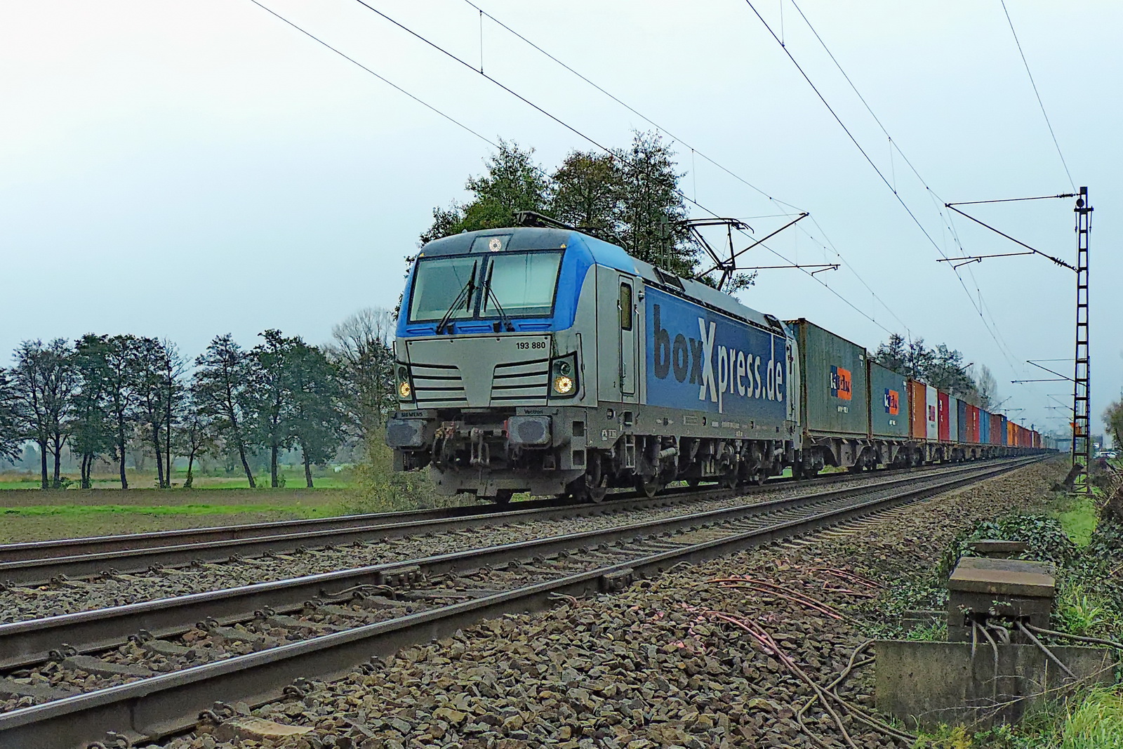 193 880 boxXpress mit einem Containerzug