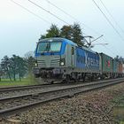 193 880 boxXpress mit einem Containerzug