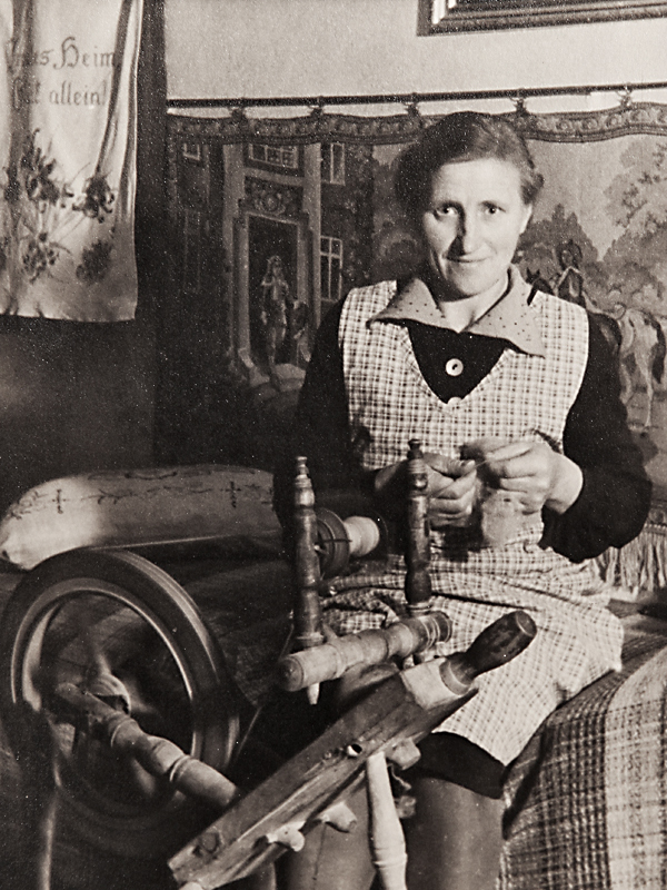 1930 - Frau am Spinnrad von Die Mohnblumen 