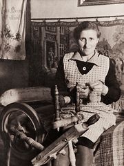 1930 - Frau am Spinnrad