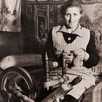 1930 - Frau am Spinnrad