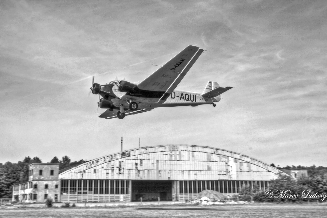 1936 x 2 - Tante Ju mit Hangar