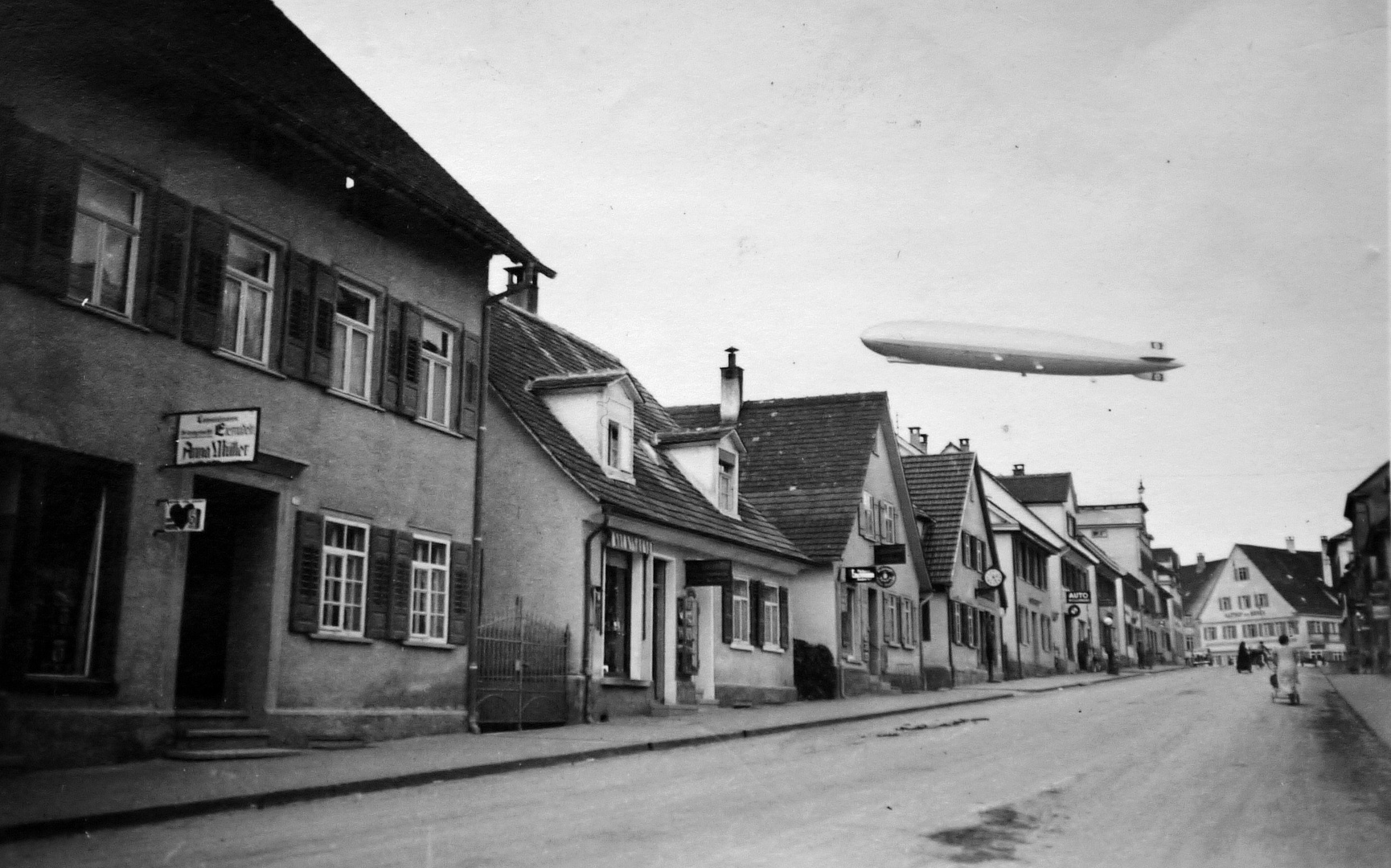 1936 Zeppelin über der Karlstraße in Tettnang