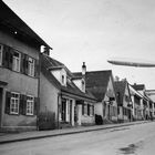 1936 Zeppelin über der Karlstraße in Tettnang